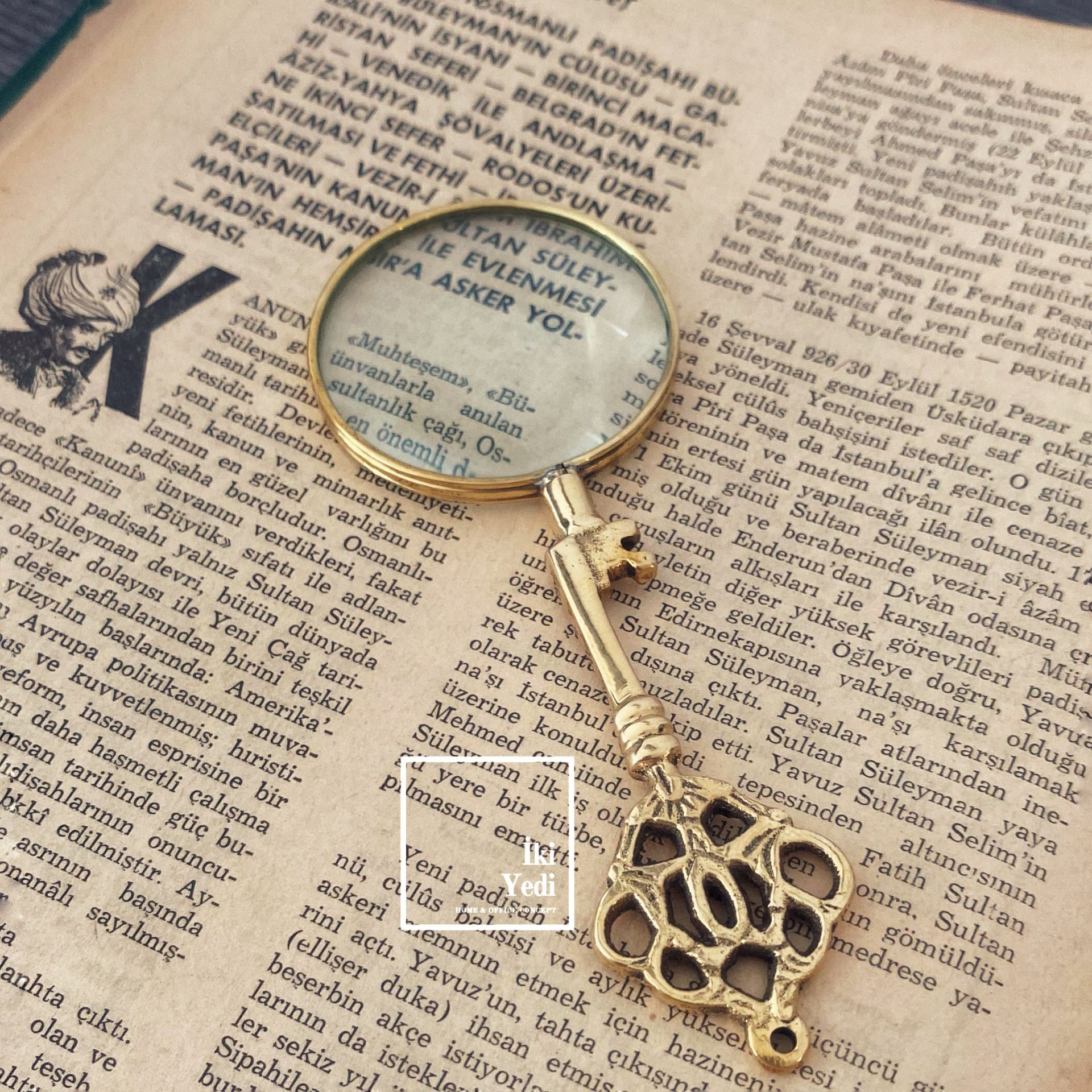 Janequin Anahtar Figürlü 14 cm Pirinç Büyüteç – Dekoratif Ofis Aksesuarı, Lüks Masaüstü Hediyelik