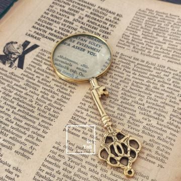 Janequin 14 cm Anahtar Figür Pirinç Büyüteç Masa Üstü Dekoratif Aksesuar Obje Ofis İş Hediyesi Lüks Hediyelik