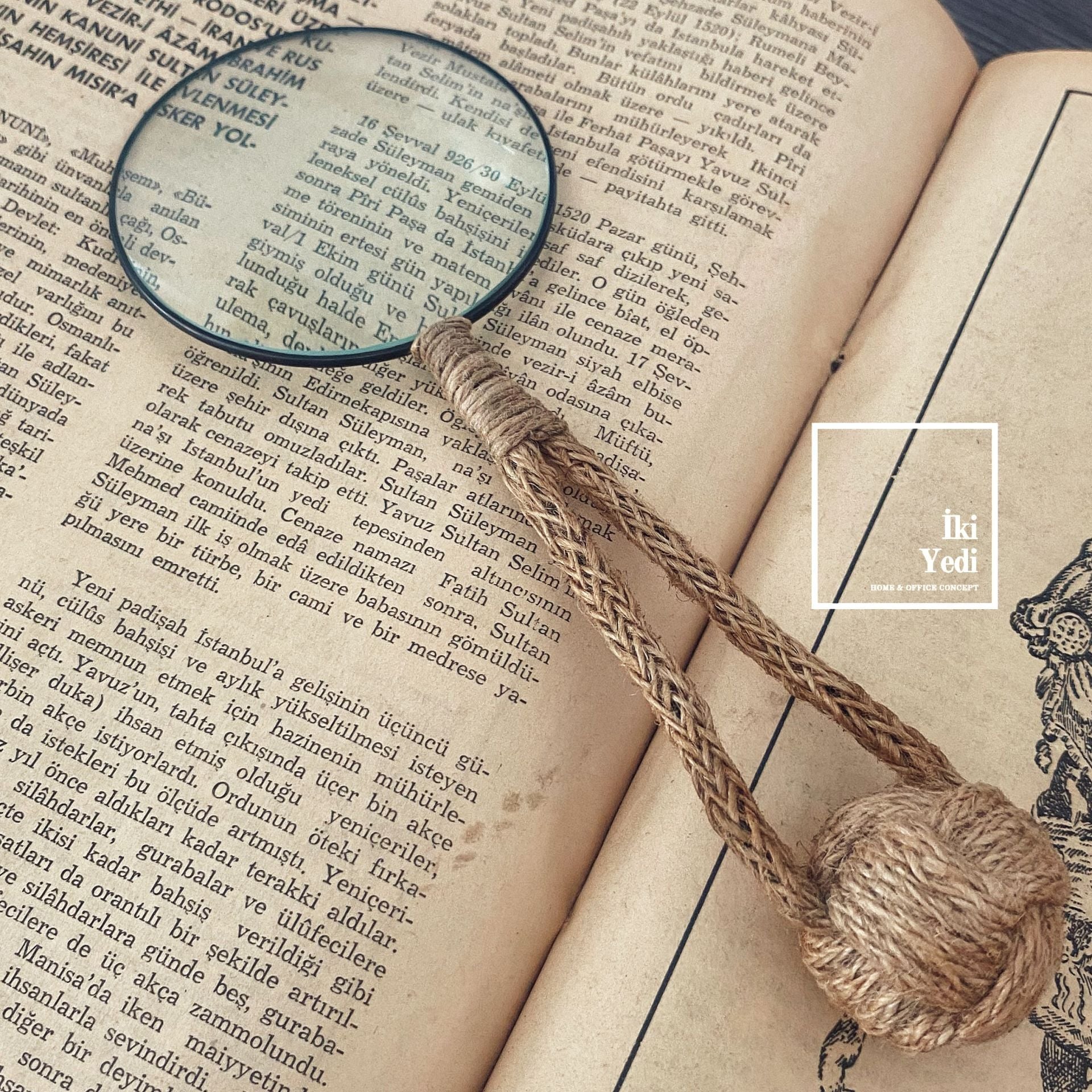 Chausson Hasır Saplı Dekoratif Büyüteç – 21 cm Masaüstü Obje, Ofis Aksesuarı, Lüks Hediyelik