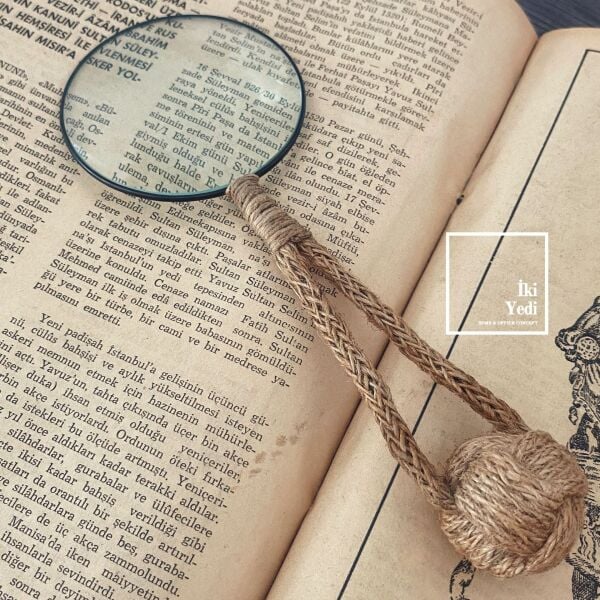 Chausson Hasır Saplı Dekoratif Büyüteç – 21 cm Masaüstü Obje, Ofis Aksesuarı, Lüks Hediyelik