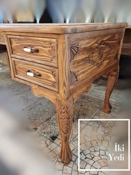 Clifton El Oyması Masif Ağaç  Çalışma Masası Aslan Lükens Ayaklı Ahşap Ofis Masası Büro Makam Masası Oymalı Antika Tasarım Ladin