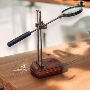 Barrington Ahşap Kaideli Pirinç Eskitme Ayaklı Antika Büyüteç Lüks Masa Üstü Aksesuarları Ofis Hediyesi İş Hediyelik Objeler Büro Çalışma Masası
