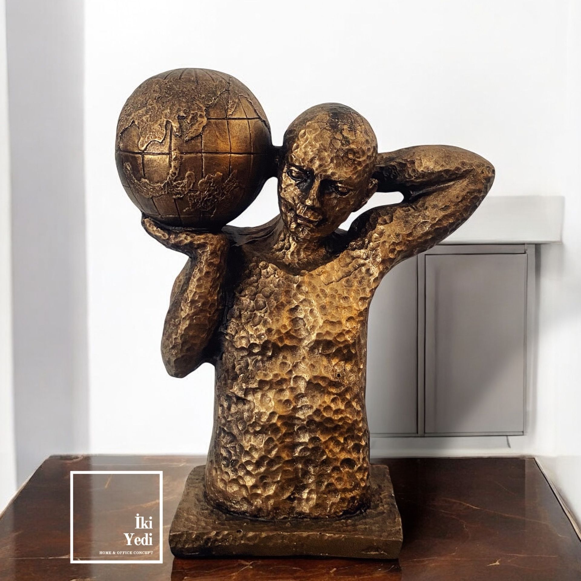 Titan Atlas Adam Dünya Küre İnsan Figürlü Dekoratif Obje Ofis Dekorasyonu Ev Hediyesi Biblo Heykel Grubu