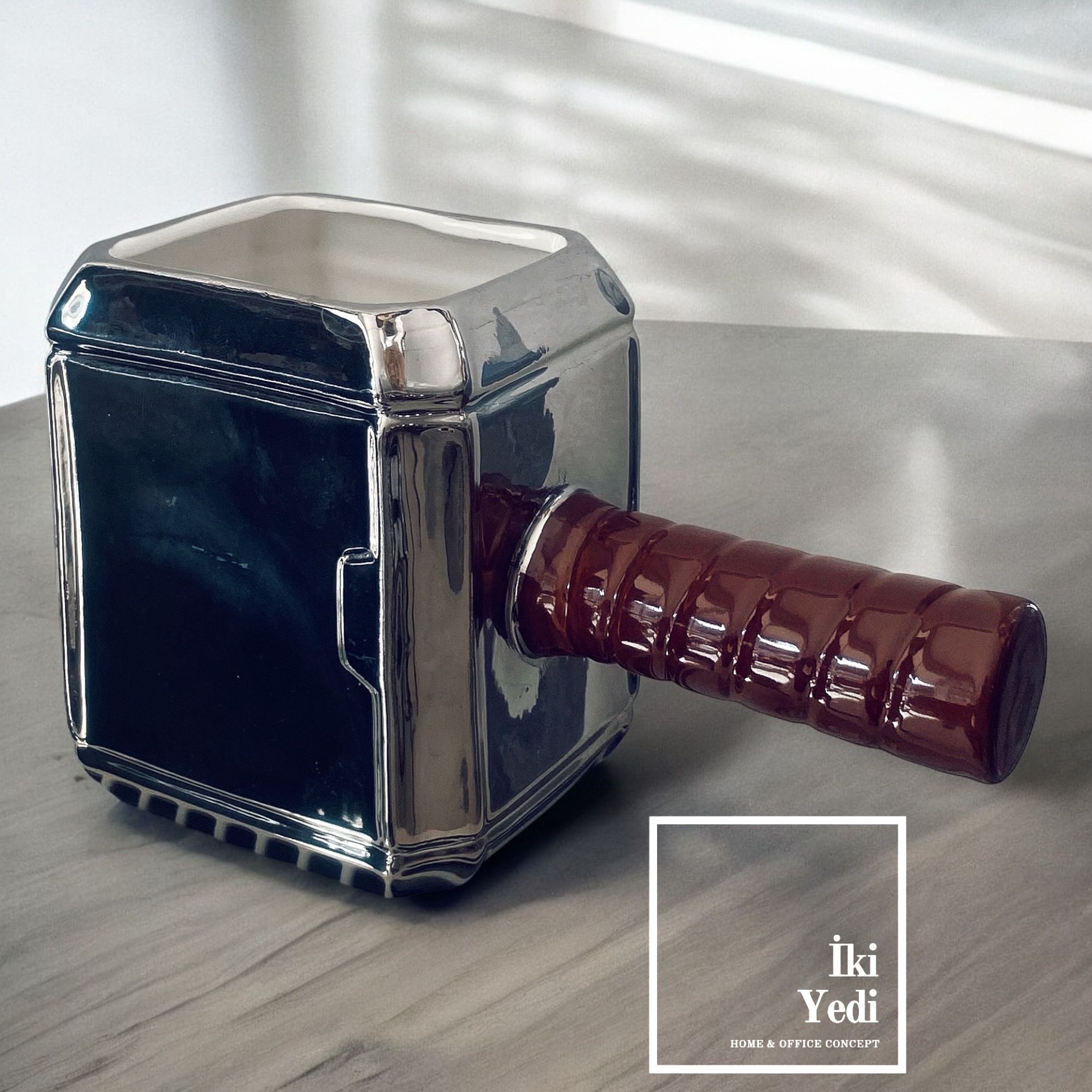 Thor'un Çekici Mjolnir Figürlü Kupa Bardak – Marvel Temalı Porselen Süper Kahraman Hediyelik