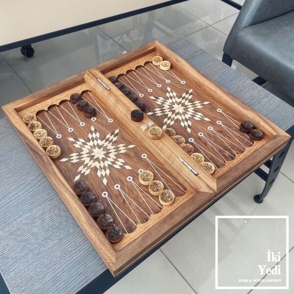 Luberon Ceviz Ağacı Oymalı Masif Ahşap Tavla Takımı Ahşap Satranç ve Dama Çift Taraflı Antik Lüks Koleksiyon Ürünü Backgammon Unutulmaz Hediyelik