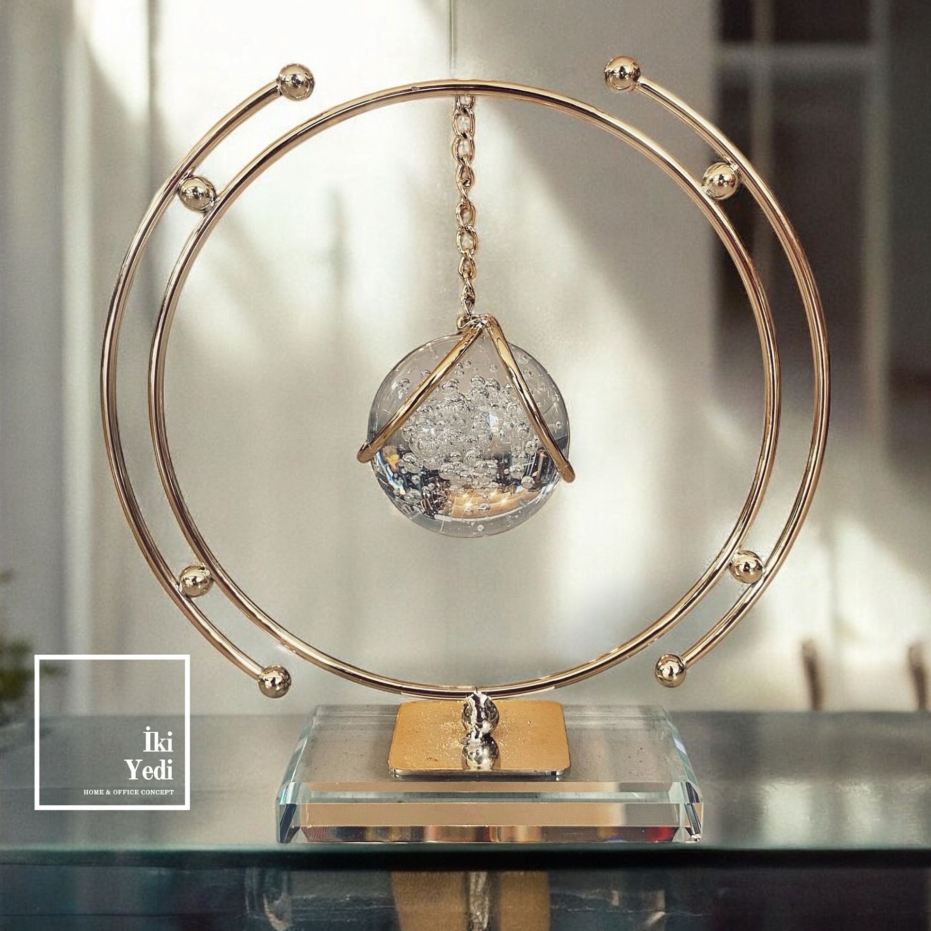 Menlo Askıda Cam Küre Obje, Dekoratif Masaüstü Süs, Şık Ofis Aksesuarı ve Zarif Hediyelik