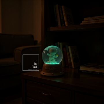 Spaceman Işıklı Kar Küresi, Uzay ve Yıldız Temalı, Astronot Yılbaşı Hediyelik Dekoratif Obje Gift