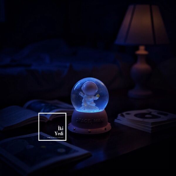 Spaceman Işıklı Kar Küresi, Uzay ve Yıldız Temalı, Astronot Yılbaşı Hediyelik Dekoratif Obje Gift