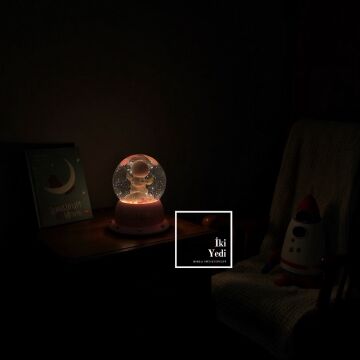 Spaceman Işıklı Kar Küresi, Uzay ve Yıldız Temalı, Astronot Yılbaşı Hediyelik Dekoratif Obje Gift