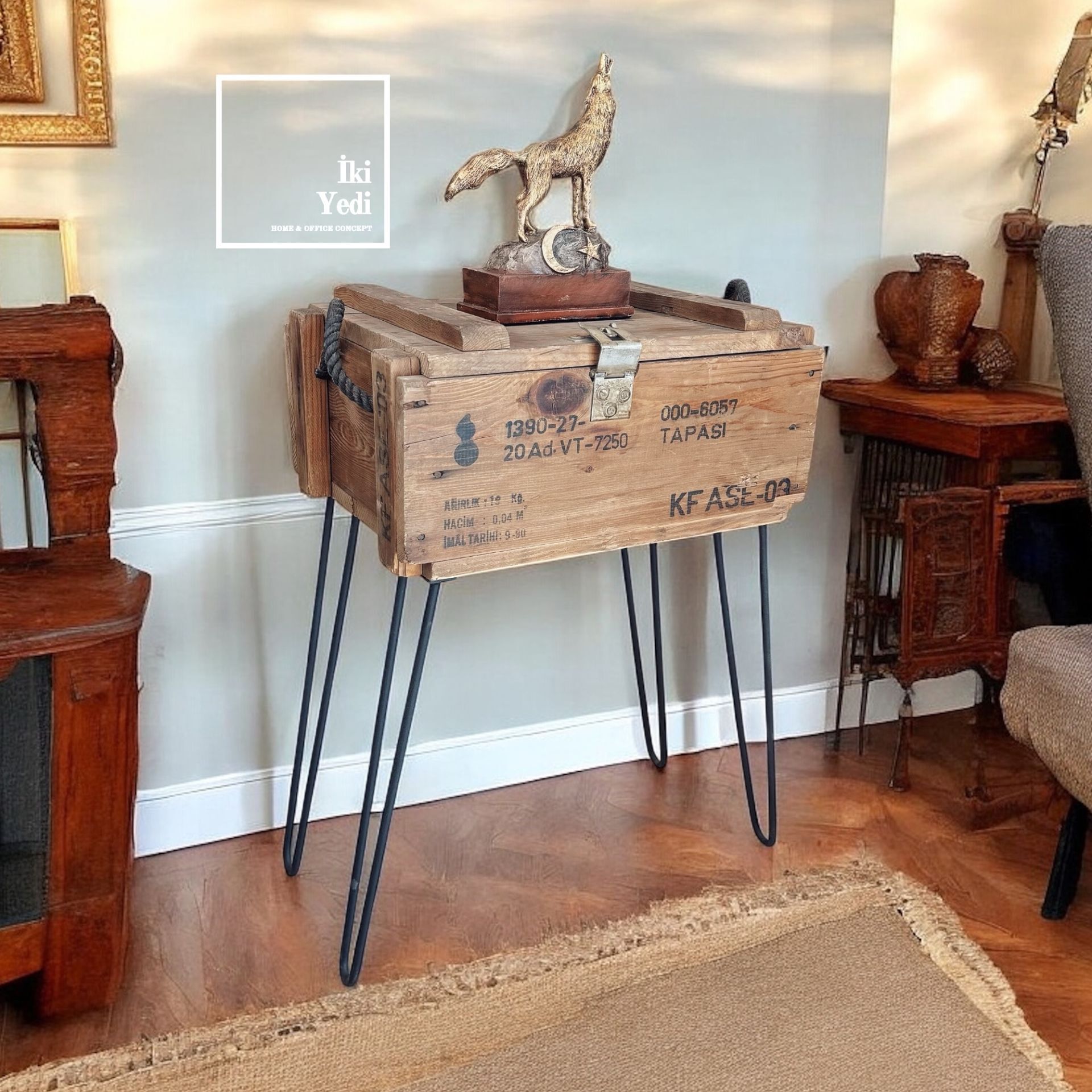 Altay 77-2 Mermi Mühimmat Sandığı Dresuar Yüksek Sehpa Metal Ayaklı Demir Sandık Askeri Dekorasyon Vintage Retro Antika Tasarım