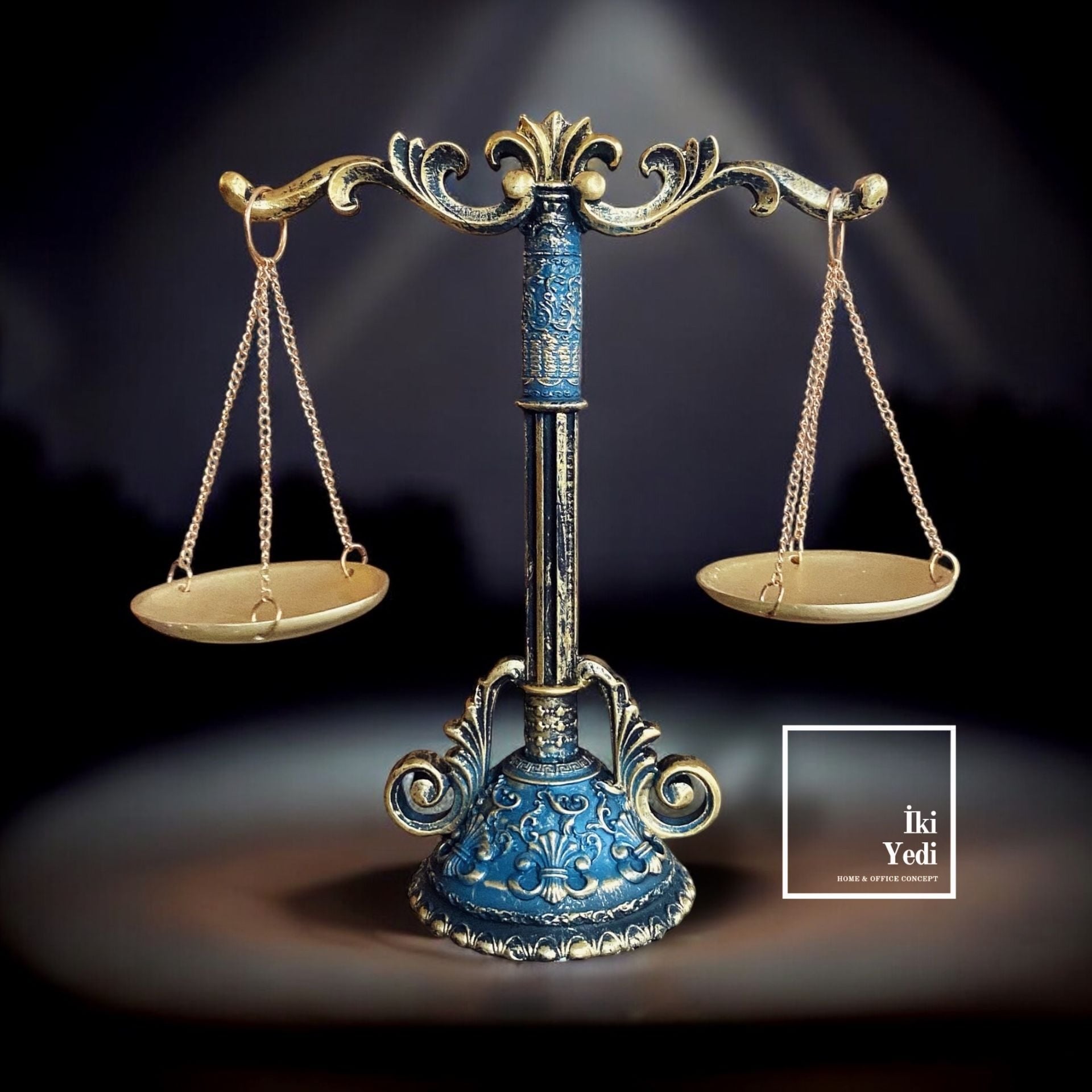Titovan Adalet Terazisi Figürü – Hukuk Temalı Ofis Dekoru, Avukata Hediyelik Adalet Sembolü Obje