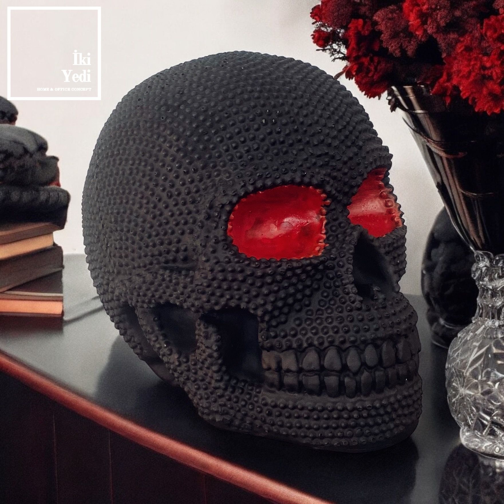 Kırmızı Gözlü Siyah Kurukafa Objesi Masa Üstü Dekoratif Obje Sıradışı Hediyelik Eşya Ev Ofis Dekor