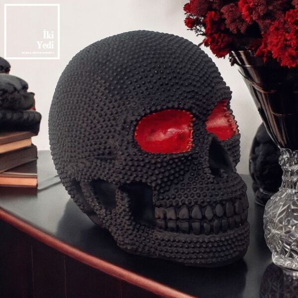 Kırmızı Gözlü Siyah Kurukafa Objesi Masa Üstü Dekoratif Obje Sıradışı Hediyelik Eşya Ev Ofis Dekor