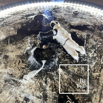 MoonFlow 80 cm Ledli Işıklı Rölyef Pano Tablo Epoksili Ay Astronot ve Geri Akış Tütsülük Lüks Duvar Dekorasyonu Unutulmaz Hediyelik Sıradışı Hediyeler