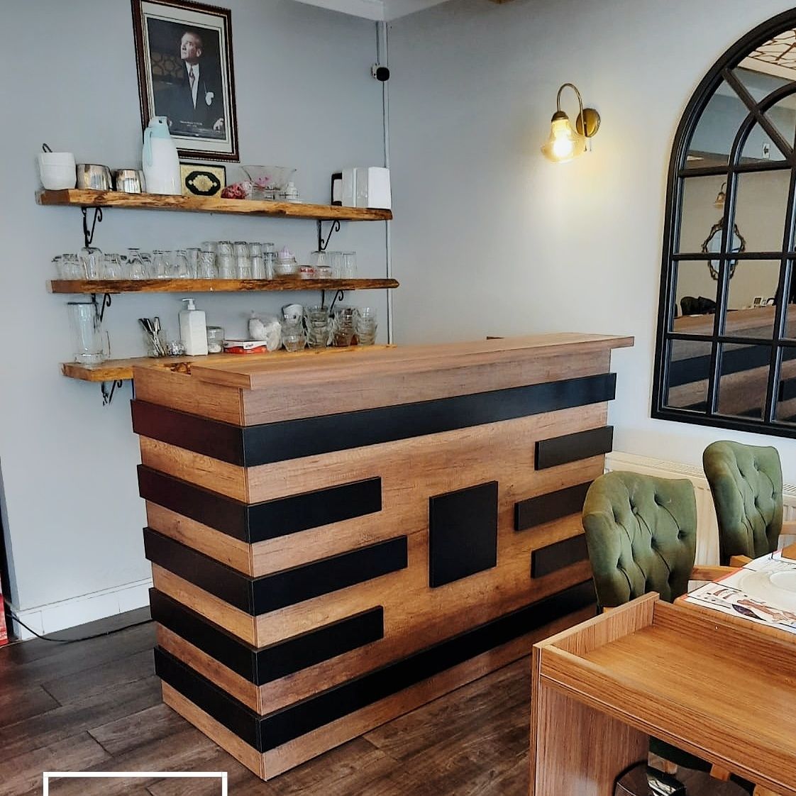 Elinor Karşılama Bankosu Ceviz & Siyah Para Kasası Desk Resepsiyon Danışma Kuaför Berber Cafe Restoran Veteriner Klinik Salon Spor Gym