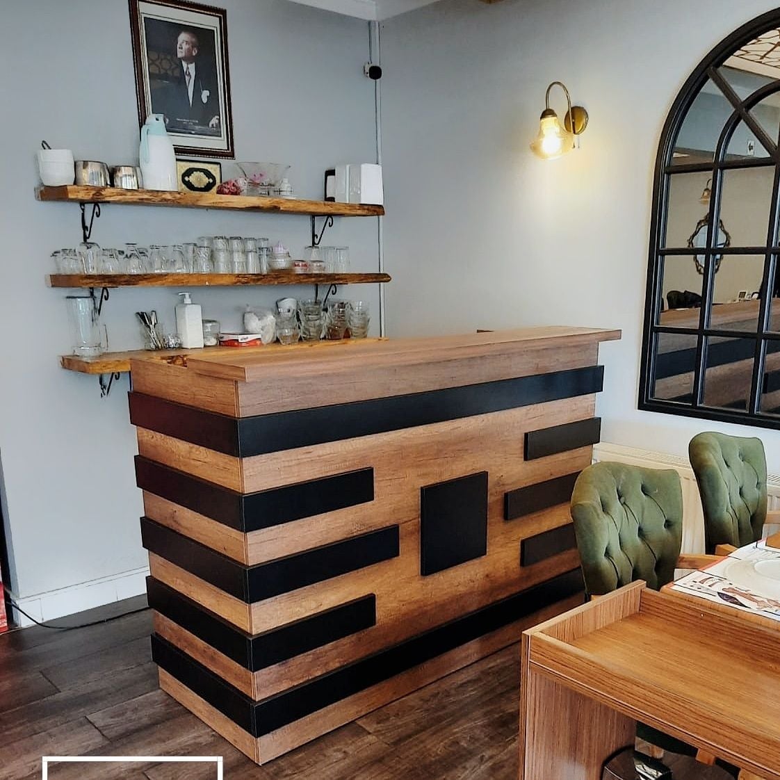 Elinor Karşılama Bankosu Ceviz & Siyah Para Kasası Desk Resepsiyon Danışma Kuaför Berber Cafe Restoran Veteriner Klinik Salon Spor Gym