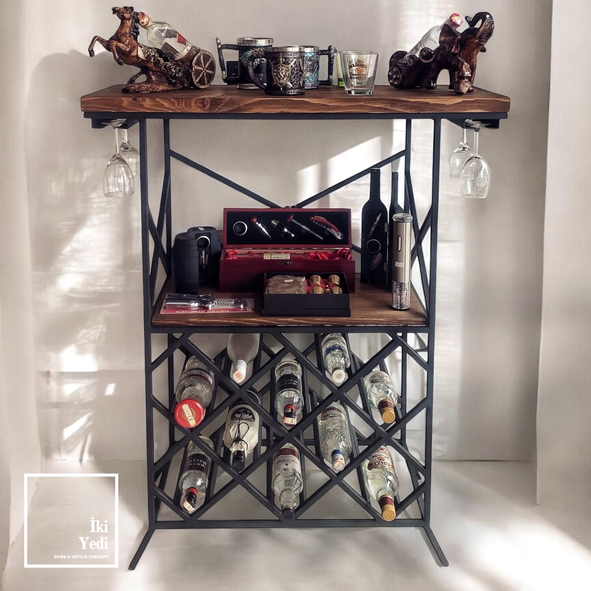 Bagnos 10 Şişe Bölmeli Kadeh Asmalı Siyah Metal Masif Ağaç Şaraplık Dolap İçki Kabini Bar Masası Bistro Endüstriyel Mobilyalar