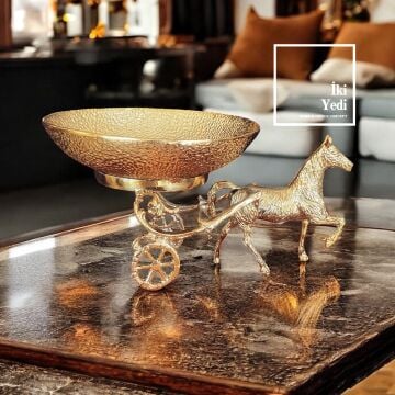 Hugo At Figürlü Gold Dekoratif Sunum Kasesi Şık At Arabası Tasarımı Sofralar ve Dekor İçin Ofis Ev