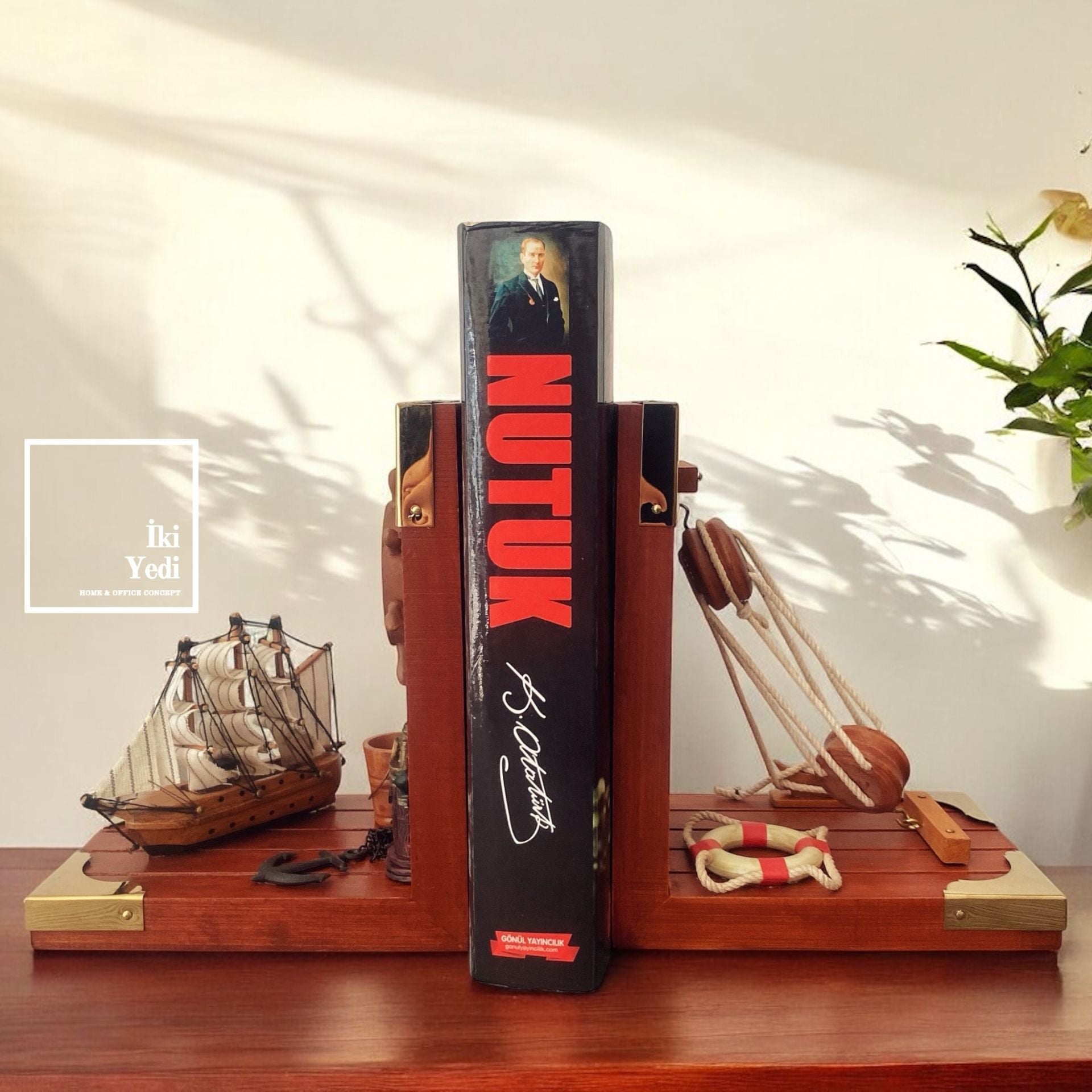 Mendes Ahşap Gemi Dümenli Kitap Tutucu – Denizcilik Temalı Kitap Stoperi Ev Ofis Dekor Hediyesi