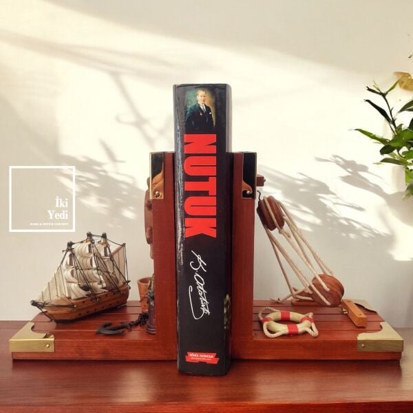 Mendes Ahşap Gemi Dümenli Kitap Tutucu – Denizcilik Temalı Kitap Stoperi Ev Ofis Dekor Hediyesi