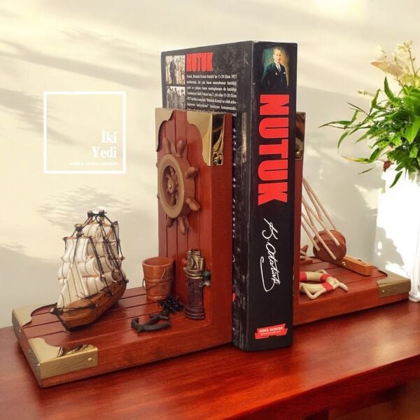 Mendes Ahşap Gemi Dümenli Kitap Tutucu – Denizcilik Temalı Kitap Stoperi Ev Ofis Dekor Hediyesi