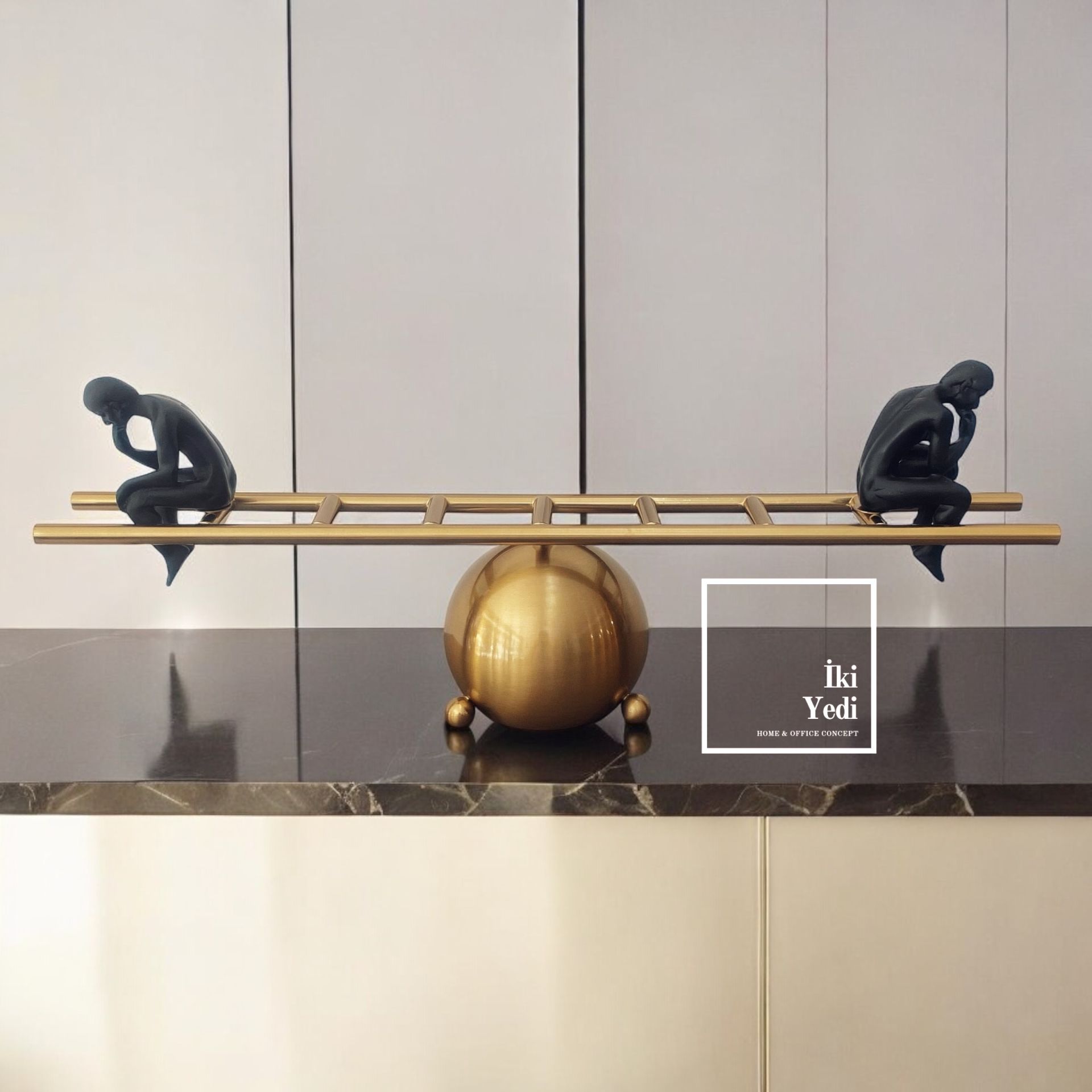 Verghens 77-2 Merdivenli Düşünen Adam Adalet Terazisi – Modern Ofis Dekoru Lüks Hediyelik Obje