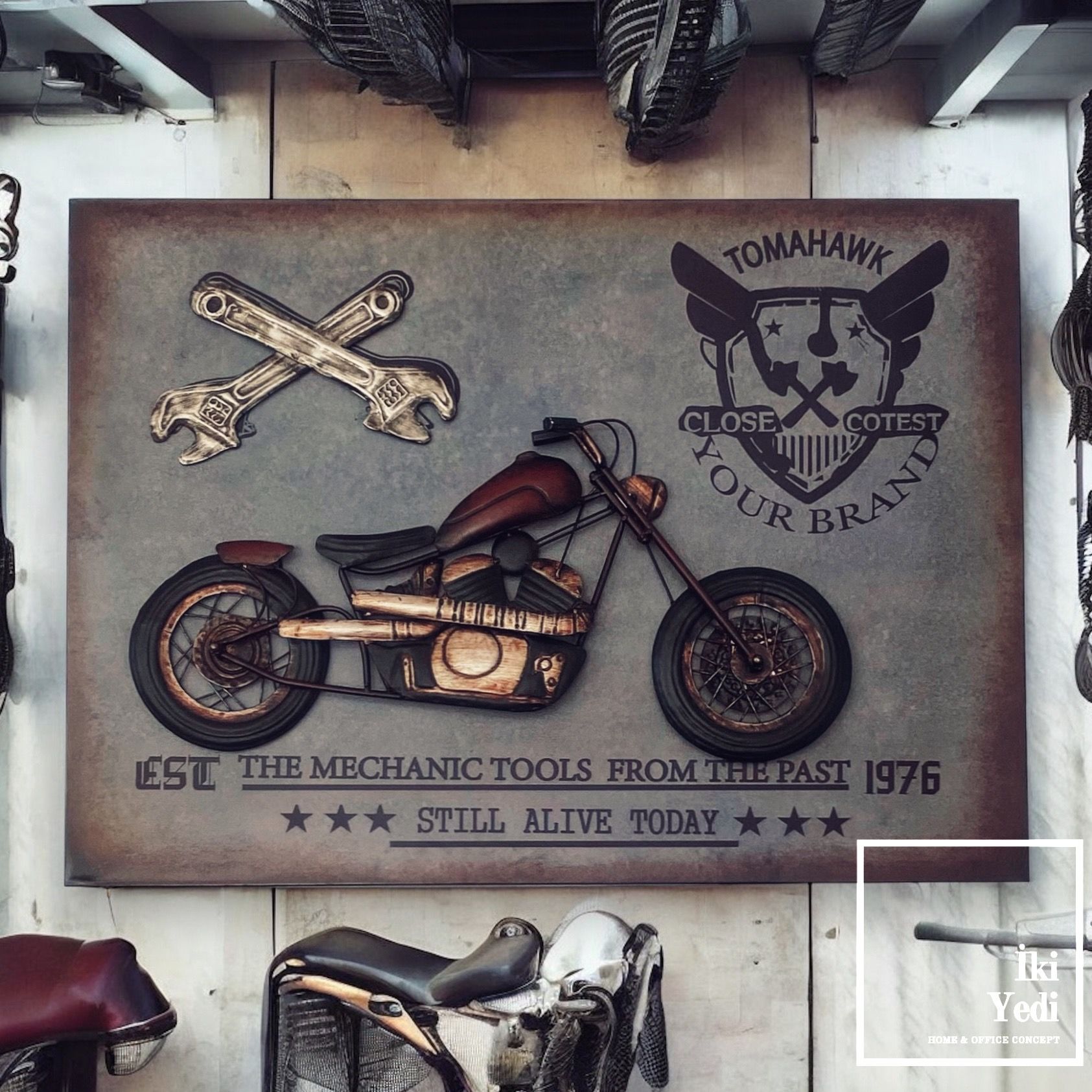 Tomahawk 1976 Kabartmalı Motosiklet 60 x 80 cm Metal Pano Tablo Vintage Duvar Dekoru Retro Dekorasyon