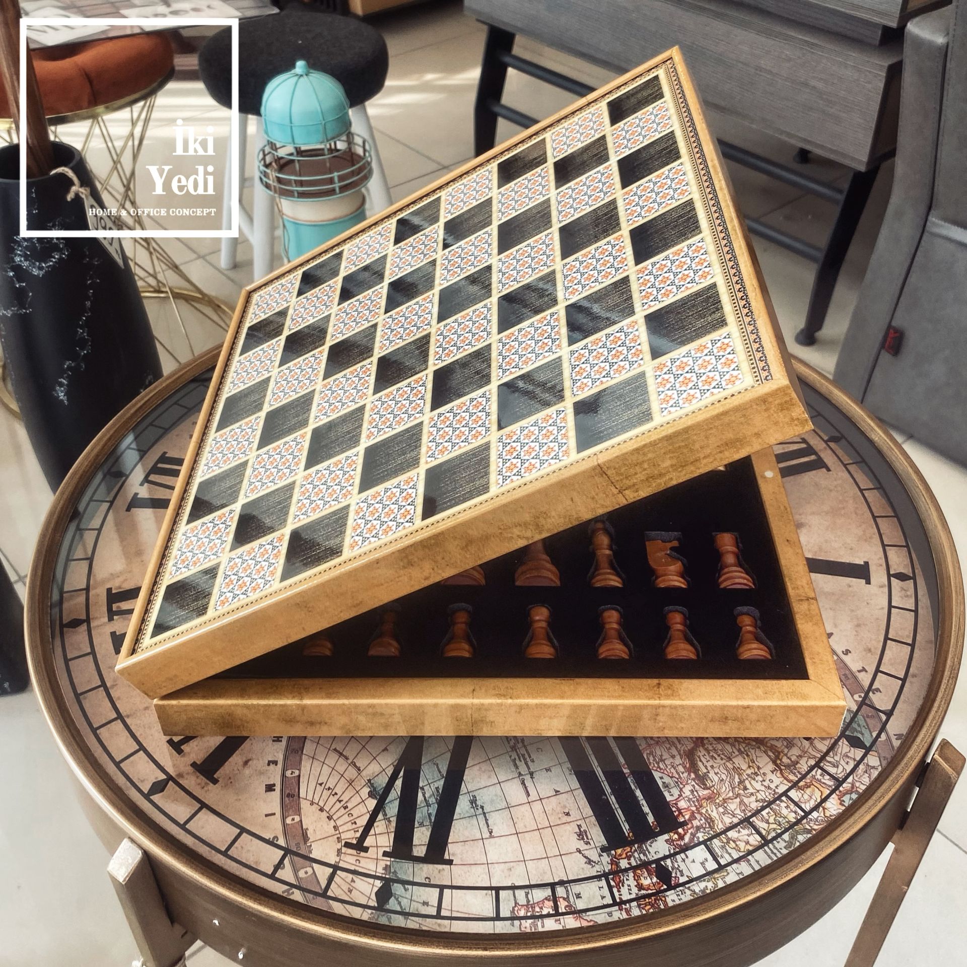 Huxley Hatem Desenli Açılır Hazneli Ahşap Satranç Takımı Satranç Seti Hediyelik Lüks Koleksiyon