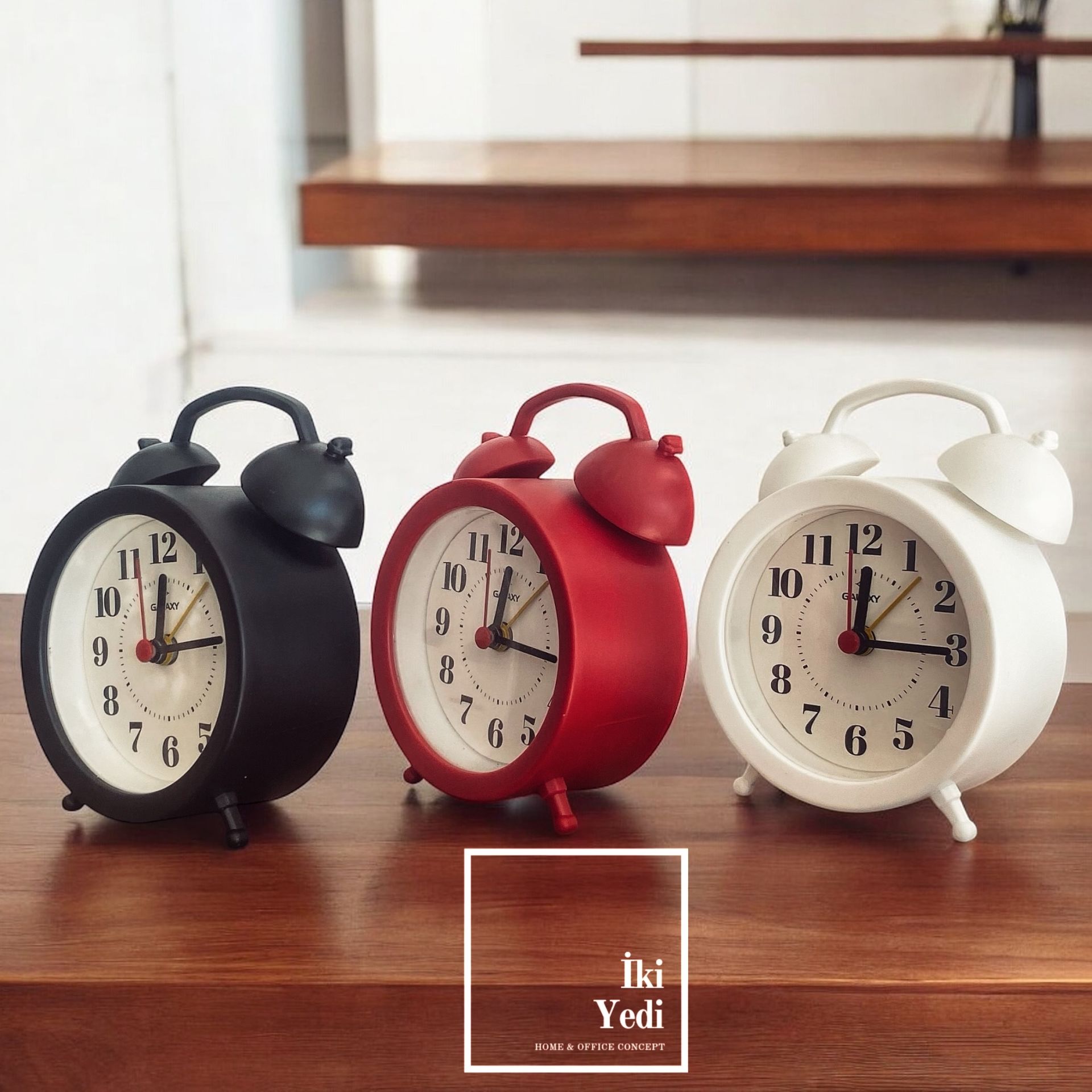 Vonmoss Alarmlı Çalar Saat, Siyah Beyaz Kırmızı Masa Saati, Ev Ofis Kullanımı Hediyelik Obje