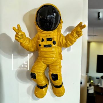 Tobby 45 cm Sarı Astronot Duvar Dekoru – Dekoratif Obje, Konsept Ev ve Ofis Hediyelik Ürün