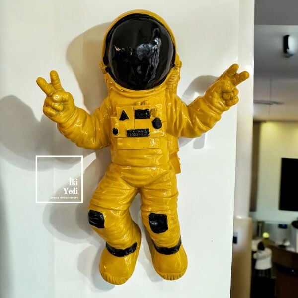 Tobby 45 cm Sarı Astronot Duvar Dekoru – Dekoratif Obje, Konsept Ev ve Ofis Hediyelik Ürün