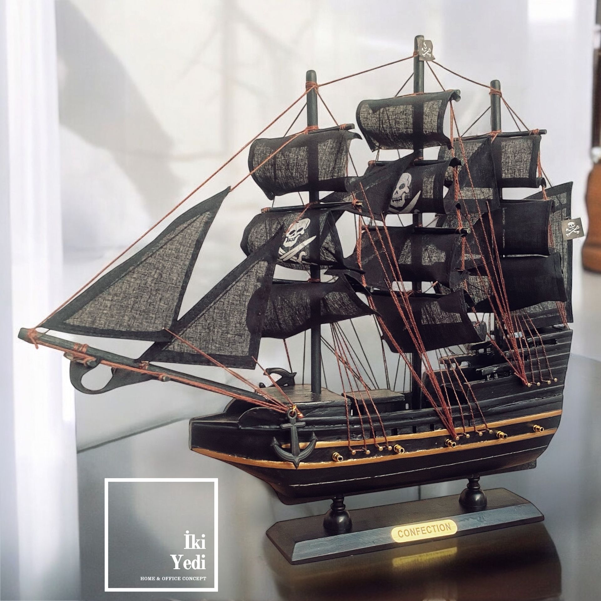 Thauvin 40 cm Siyah Korsan Ahşap Gemi Maketi – Kurukafa Figürlü Yelkenli Obje Denizcilik Dekorasyon