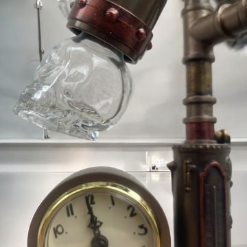 Veronese Steampunk Kafatası Başlıklı Masa Lambası, Retro Saatli Obje, Dekoratif Ev Ofis Hediyesi