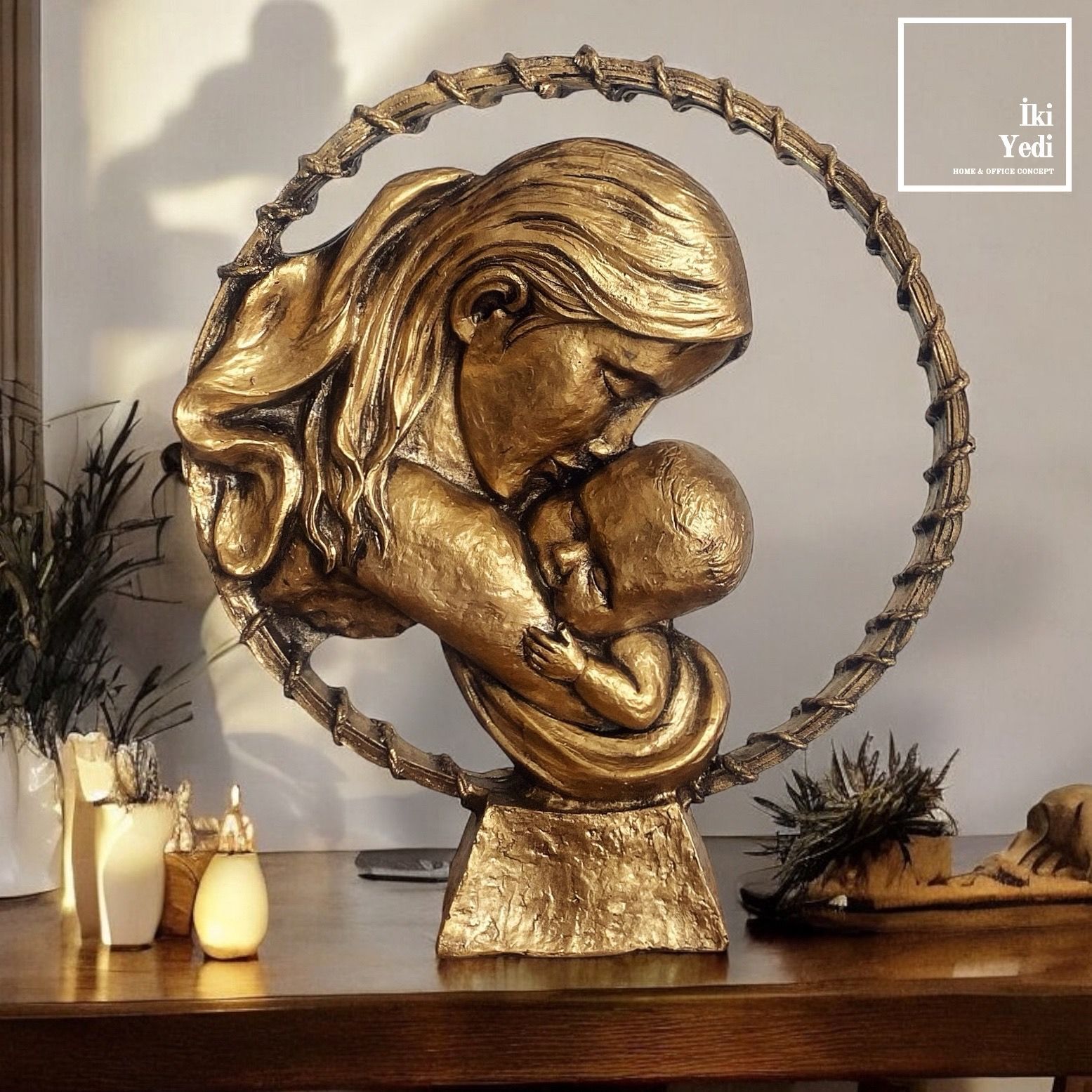 Connie Anne ve Bebek Dekoratif Heykel Gold Şefkat Temalı Biblo Anlamlı Zarif Hediye Doğum Hediyesi