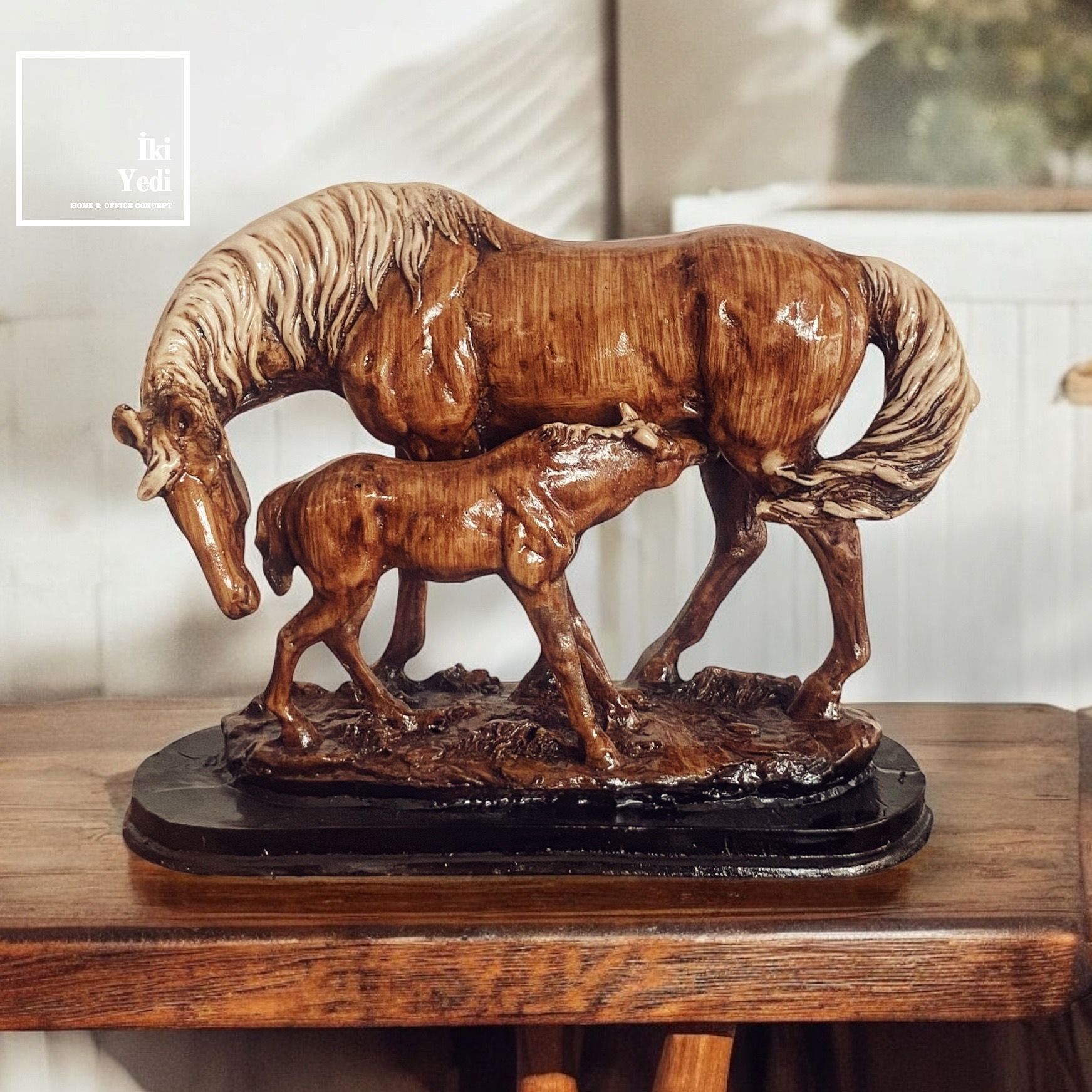 Ugarte At ve Tay Figürlü Dekoratif Biblo Anlamlı Ev Ofis Hediyesi Yavrulu At Heykeli Dekoratif Obje