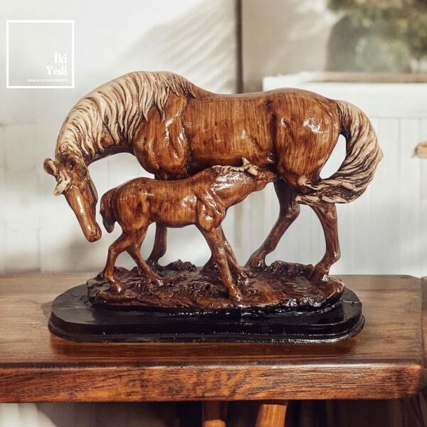 Ugarte At ve Tay Figürlü Dekoratif Biblo Anlamlı Ev Ofis Hediyesi Yavrulu At Heykeli Dekoratif Obje