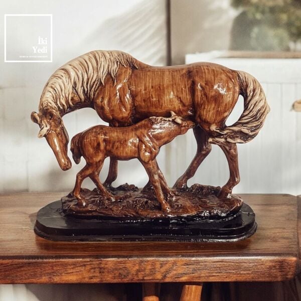 Ugarte At ve Tay Figürlü Dekoratif Biblo Anlamlı Ev Ofis Hediyesi Yavrulu At Heykeli Dekoratif Obje