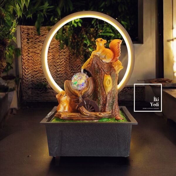LED Işıklı Sincap Temalı Masaüstü Şelale – Dekoratif Gece Lambası Su Çeşmesi Meditasyon Aksesuarı