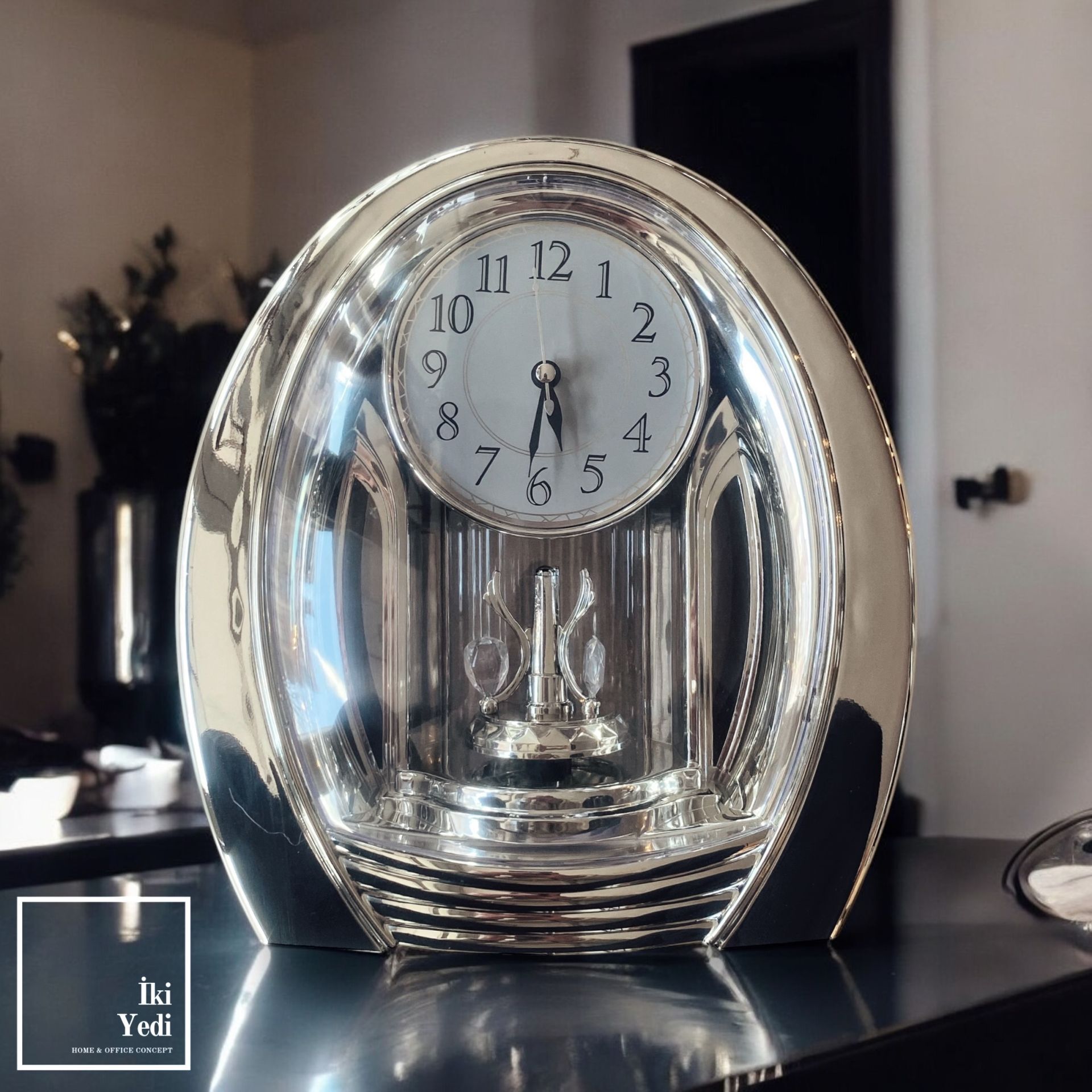 Wendell Kristal Sarkaçlı Gri Masa Saati, Şeffaf Gövdeli Lüks Dekoratif Saat, Ofis Hediyesi Obje