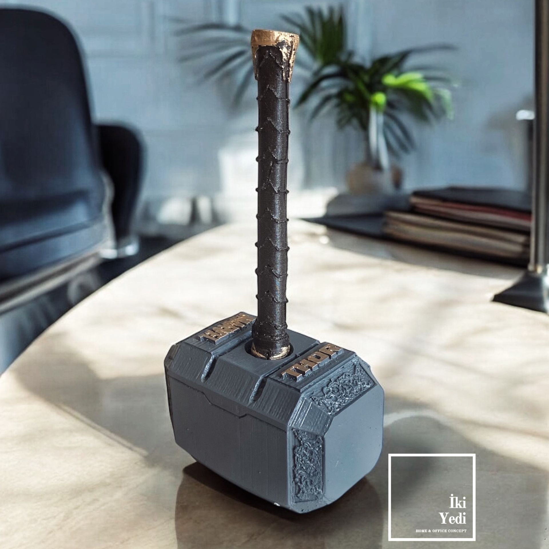 Thor Mjolnir Tasarımlı Kalem ve Kalemlik Seti – Marvel Temalı Dekoratif Ofis Hediyesi Aksesuar