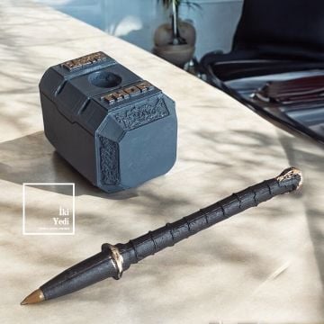 Thor 'un Çekici Mjolnir Tasarımlı Kalem ve Kalemlik Seti – Dekoratif Ofis Aksesuarı, Marvel Hediyelik Eşya Ofis Aksesuarları