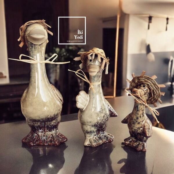 Polly 77-2 Seramik Ördek Ailesi Biblo Seti Hasır Şapkalı Sevimli Hayvan Figürleri, Country Stil Ev