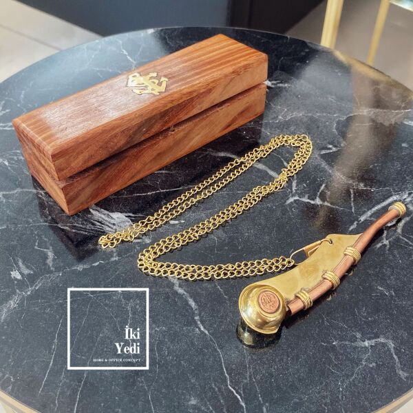 Curtis Pirinç Gemici Düdüğü – Çapa Motifli Silistre Düdük, Gül Ağacı Kutulu Antika Denizcilik Dekoru