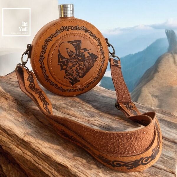 Cornud Bozkurt Figürlü Deri Kaplama Matara – Etno Tasarım, Askılı Kamp ve Outdoor Aksesuarı