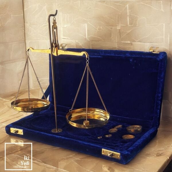 Witsel 100 Gram Kadife Kutulu Terazi Adalet Terazisi Kuyumcu Terazisi Pirinç Terazi Dekoratif Lüks Dekor Ofis Büro Hediyelik Avukata Hediye
