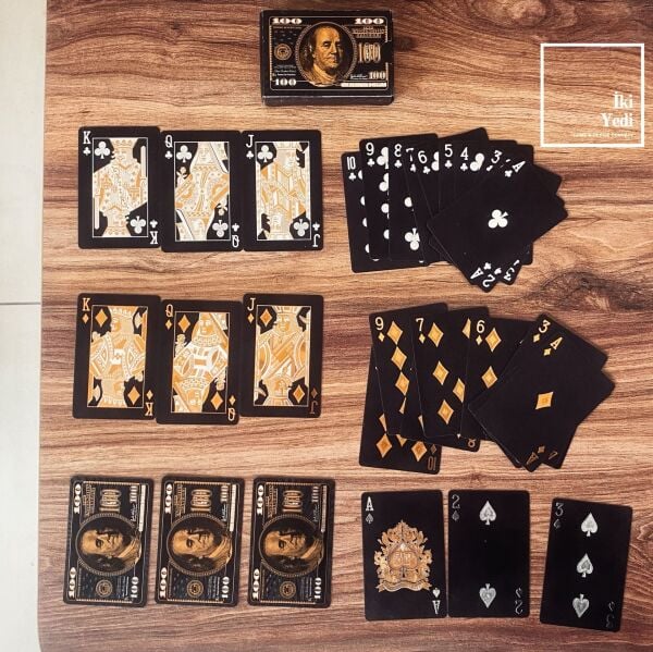 Gold Dolar Temalı Su Geçirmez Lüks İskambil Kartları – Özel Tasarım Dayanıklı Oyun Kartı Seti