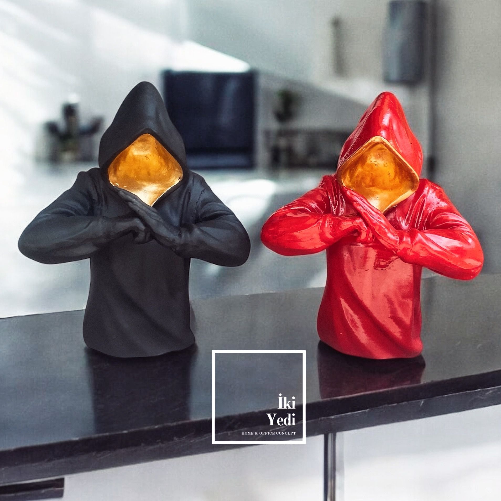 Rapen 77-5 Kırmızı ve Siyah Kapüşonlu Yüzsüz Figür Heykel | Modern Dekoratif Biblo