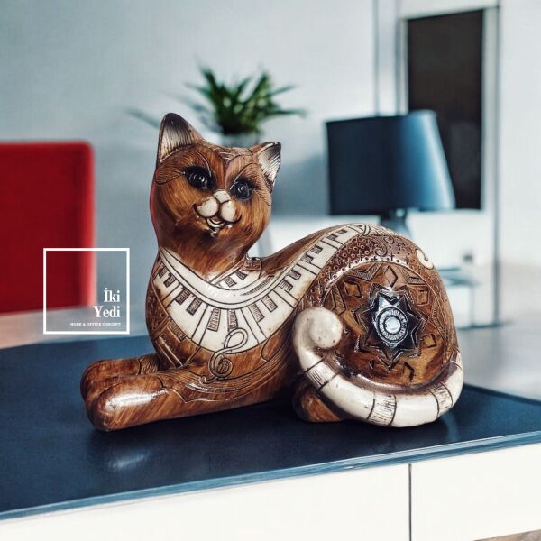 Moselle 77-2 Piyano Desenli Uzanmış Ahşap Görünümlü Kedi Figürü Ev Dekorasyonu Ofis Hediyesi Obje