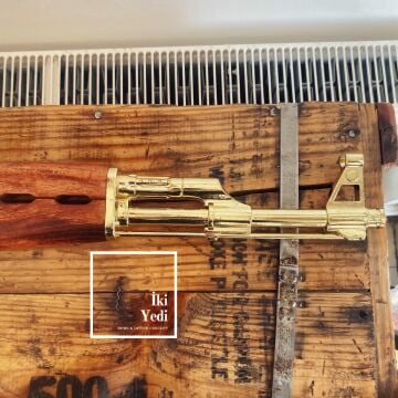 Altın Kaplama AK47 Replika Tüfek Maketi, 87 cm Dekoratif Saldırı Silahı Objesi Ahşap Detaylı Lüks