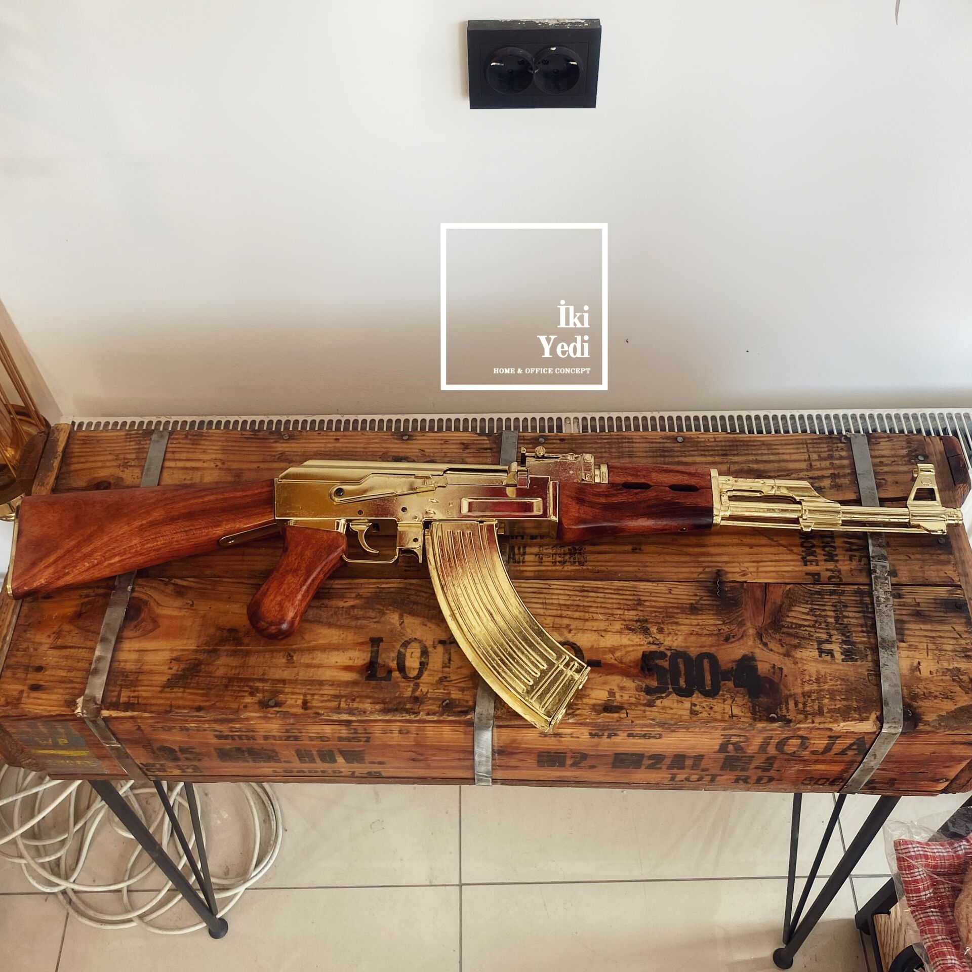 Altın Kaplama AK47 Replika Tüfek Maketi, 87 cm Dekoratif Saldırı Silahı Objesi Ahşap Detaylı Lüks